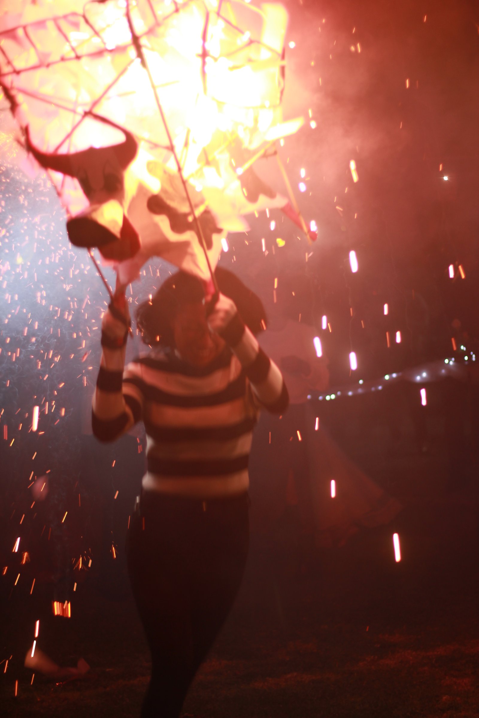 mujer con pirotecnia